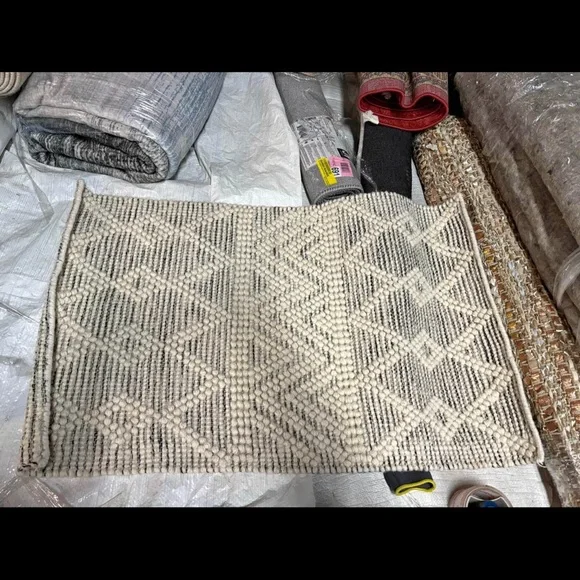 Geometric Pattern Area Rug - Picture 2 of 5